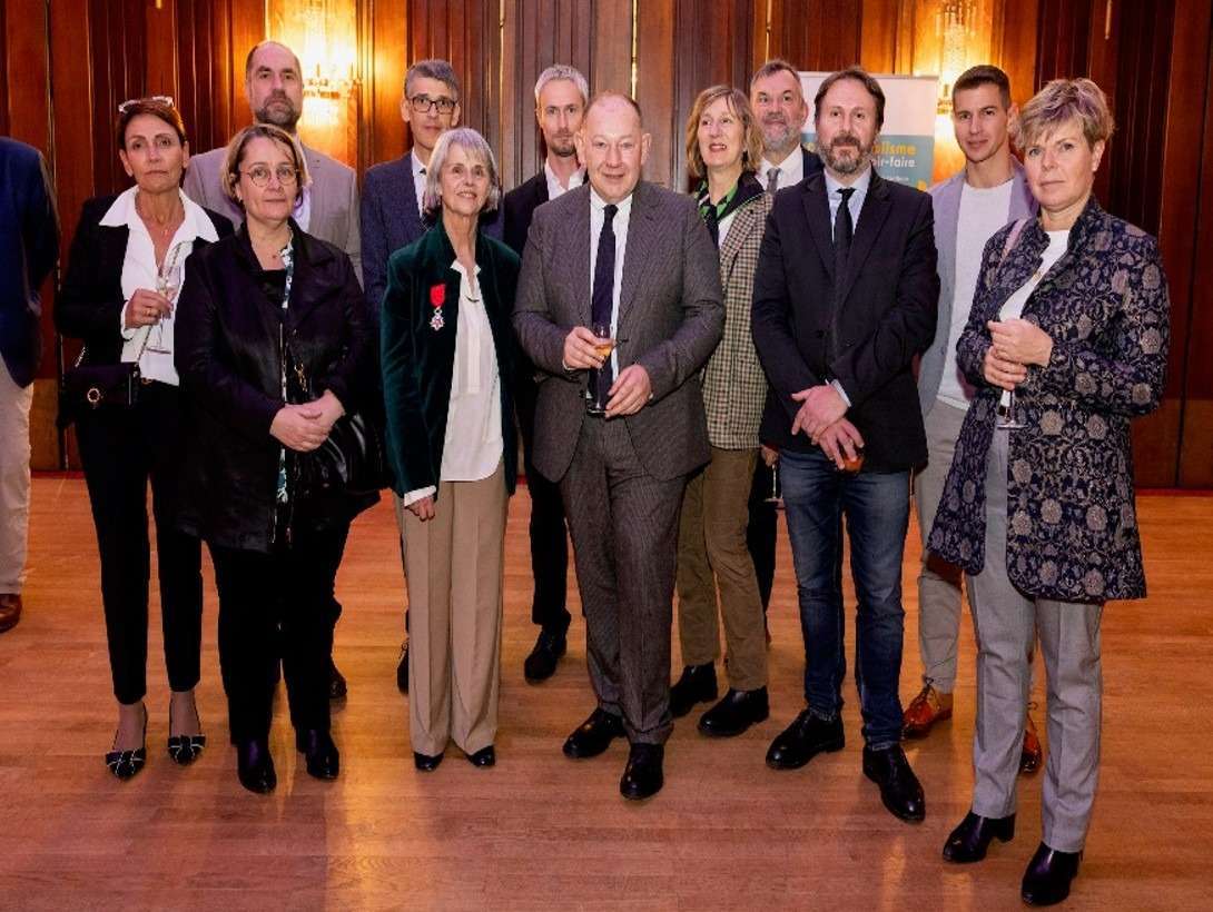 Françoise Béziat, Présidente de la Fondation et Michel Vergne, Directeur Général entourés des directeurs d’établissements